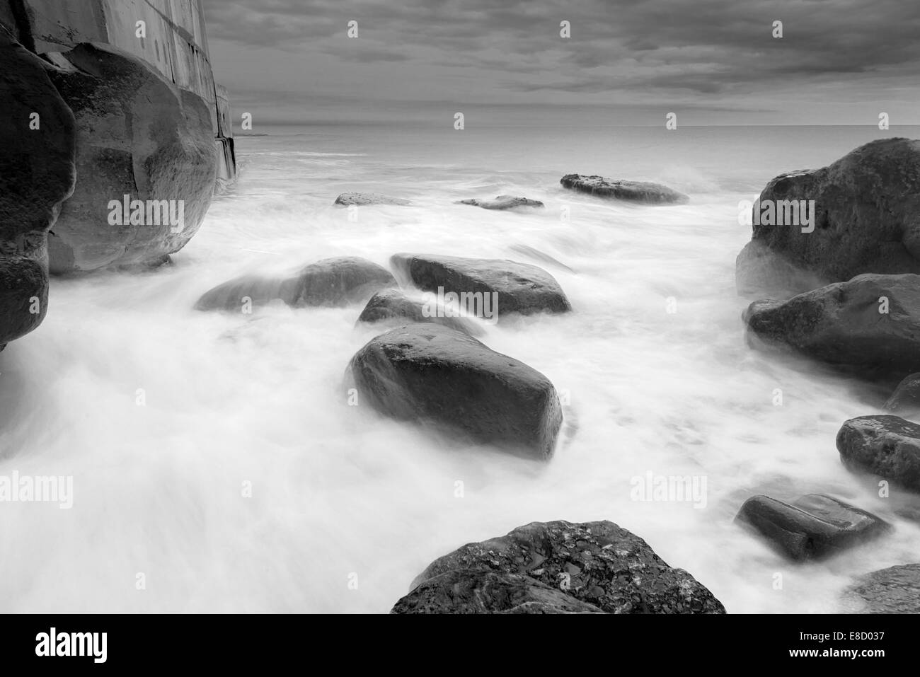 Noir et blanc à longue exposition seascape Banque D'Images