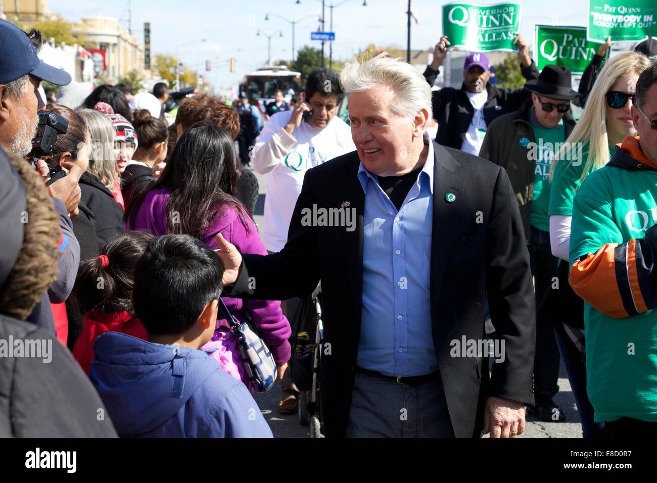 Cicero/Berwyn, Illinois, États-Unis 5 octobre, 2014. Des campagnes d'acteur Martin Sheen pour gouverneur Pat Quinn à Houby Fest. Le festival est nommé d'après le mot tchèque et slovaque pour les champignons et célèbre les nombreuses personnes d'origine tchèque et slovaque qui appellent Cicéron et Berwyn accueil. M. Sheen est célèbre pour son portrait du président Josiah Bartlett dans l'aile ouest de la série de télévision et de nombreux rôles de film. Credit : Todd Bannor/Alamy Live News Banque D'Images