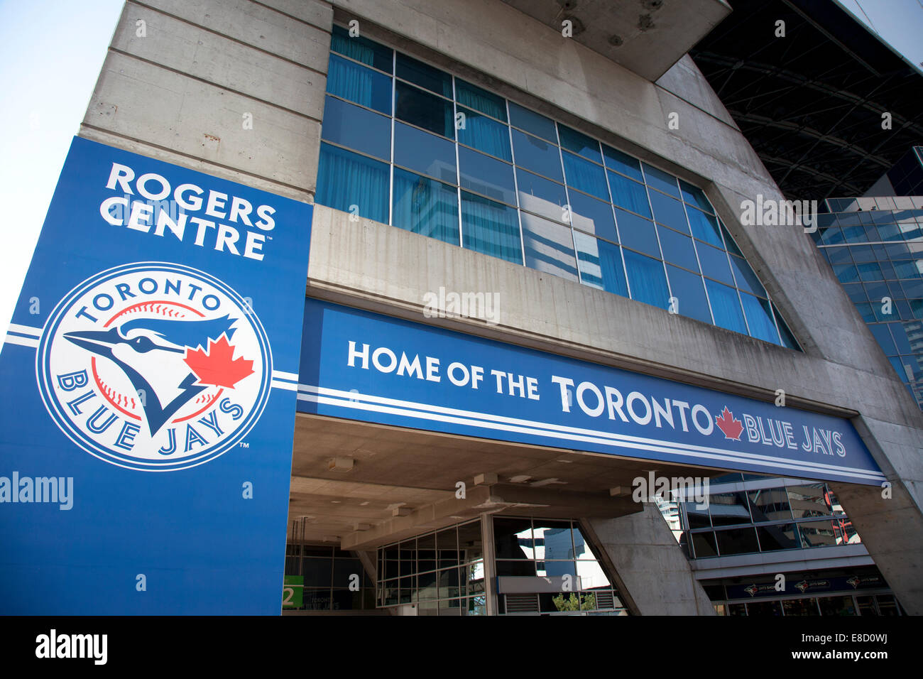 TORONTO- 15 septembre 2014 : l'équipe de baseball des Blue Jays de Toronto en tant que logo affiché sur une bannière à l'extérieur du Rogers Centre, à Toronto. Banque D'Images