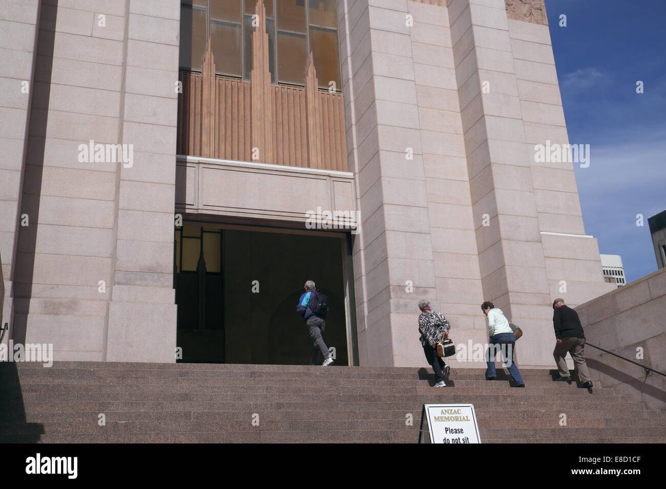 Les visiteurs de l'ANZAC memorial à Hyde Park, Sydney, Australie Banque D'Images