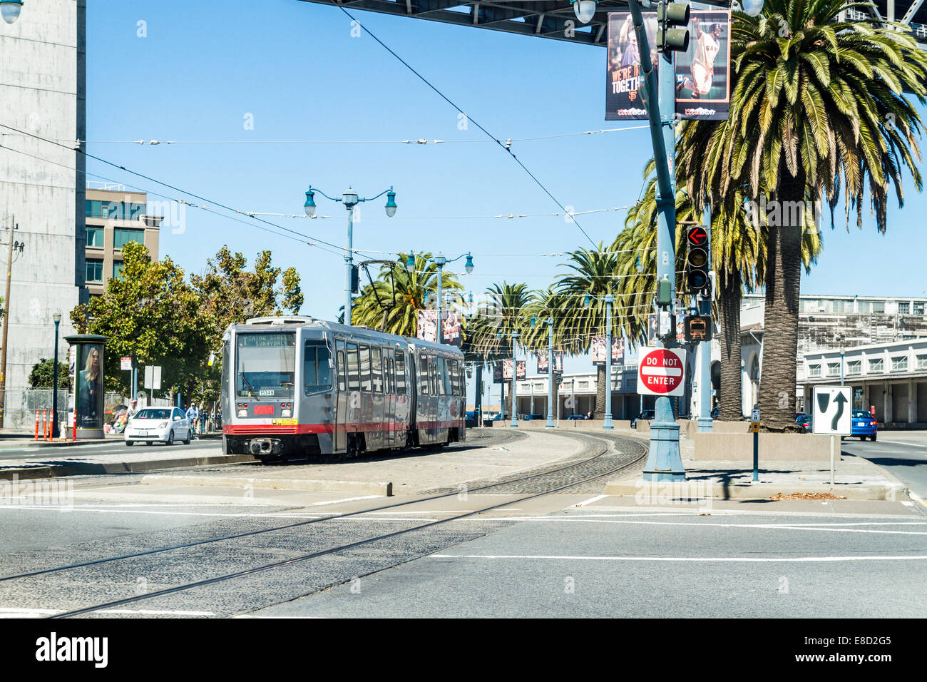 Muni de San Francisco comme dans s'exécute sous le pont de la baie le long de l'Embarcadero Banque D'Images