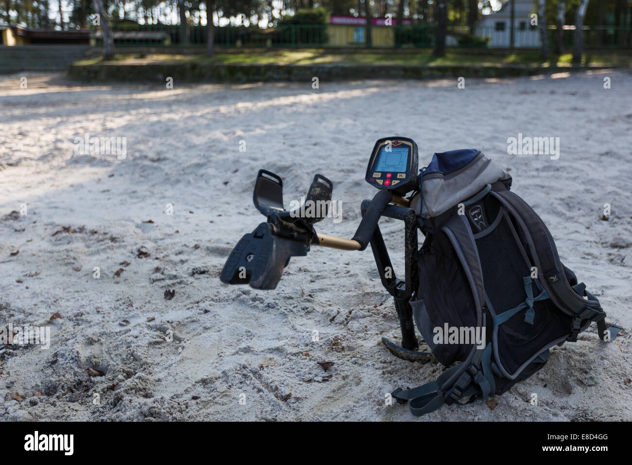 Hommes à la recherche d'un métal précieux à l'aide d'un détecteur de métal, Doksy, République Tchèque Banque D'Images