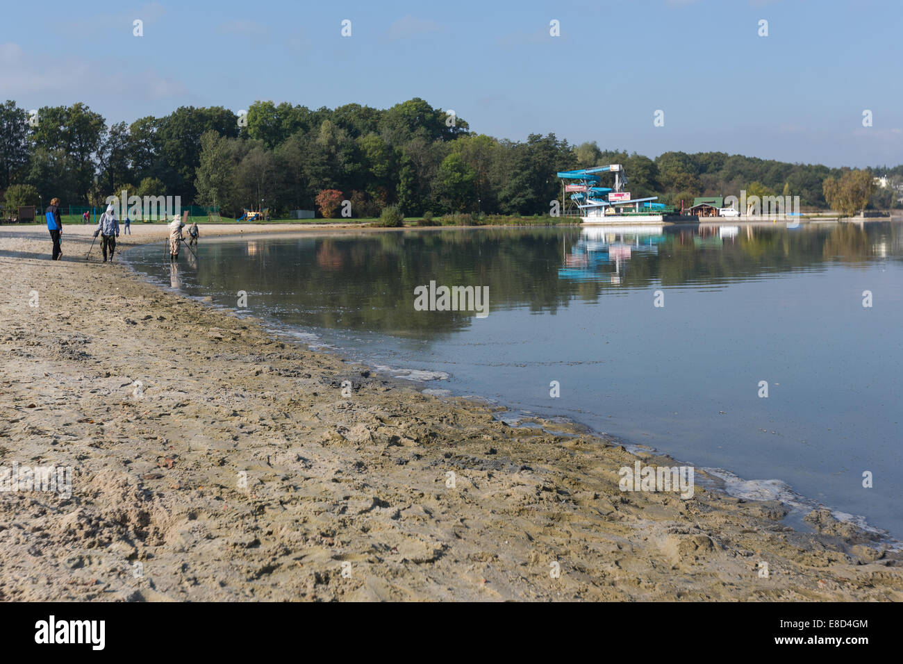 Hommes à la recherche d'un métal précieux à l'aide d'un détecteur de métal, Doksy, République Tchèque Banque D'Images