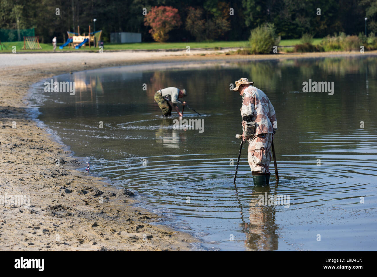 Hommes à la recherche d'un métal précieux à l'aide d'un détecteur de métal, Doksy, République Tchèque Banque D'Images