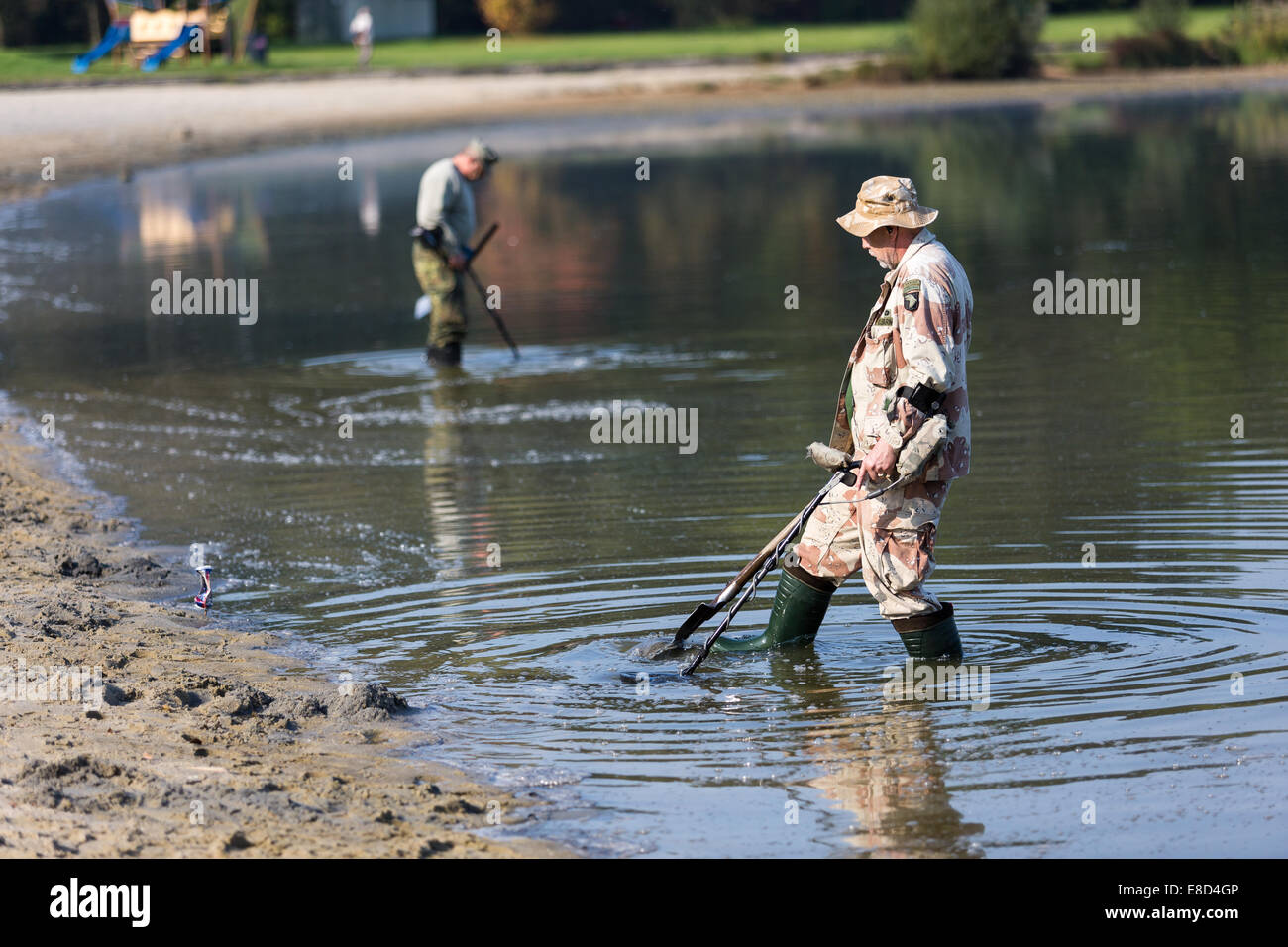 Hommes à la recherche d'un métal précieux à l'aide d'un détecteur de métal, Doksy, République Tchèque Banque D'Images