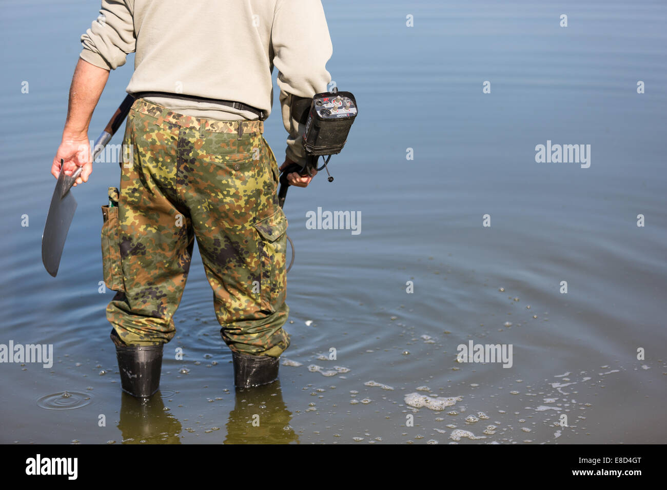Hommes à la recherche d'un métal précieux à l'aide d'un détecteur de métal, Doksy, République Tchèque Banque D'Images