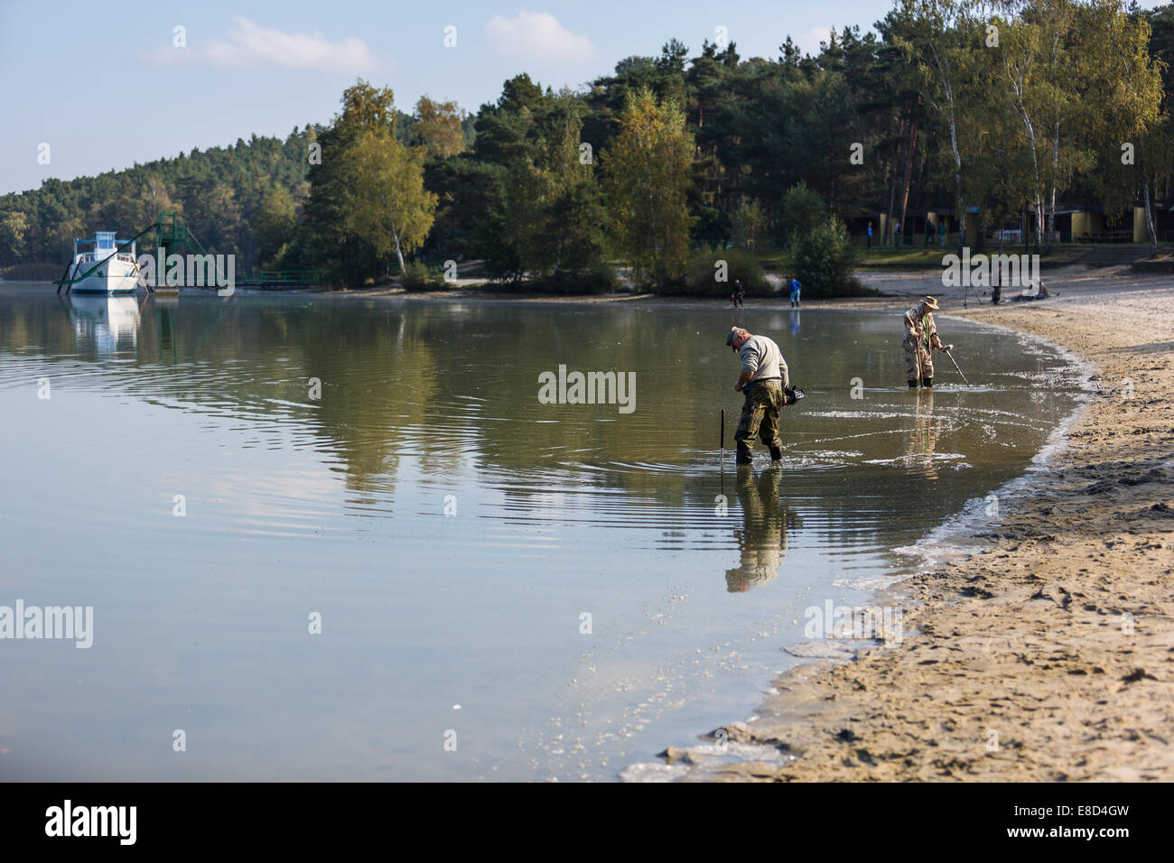 Hommes à la recherche d'un métal précieux à l'aide d'un détecteur de métal, Doksy, République Tchèque Banque D'Images