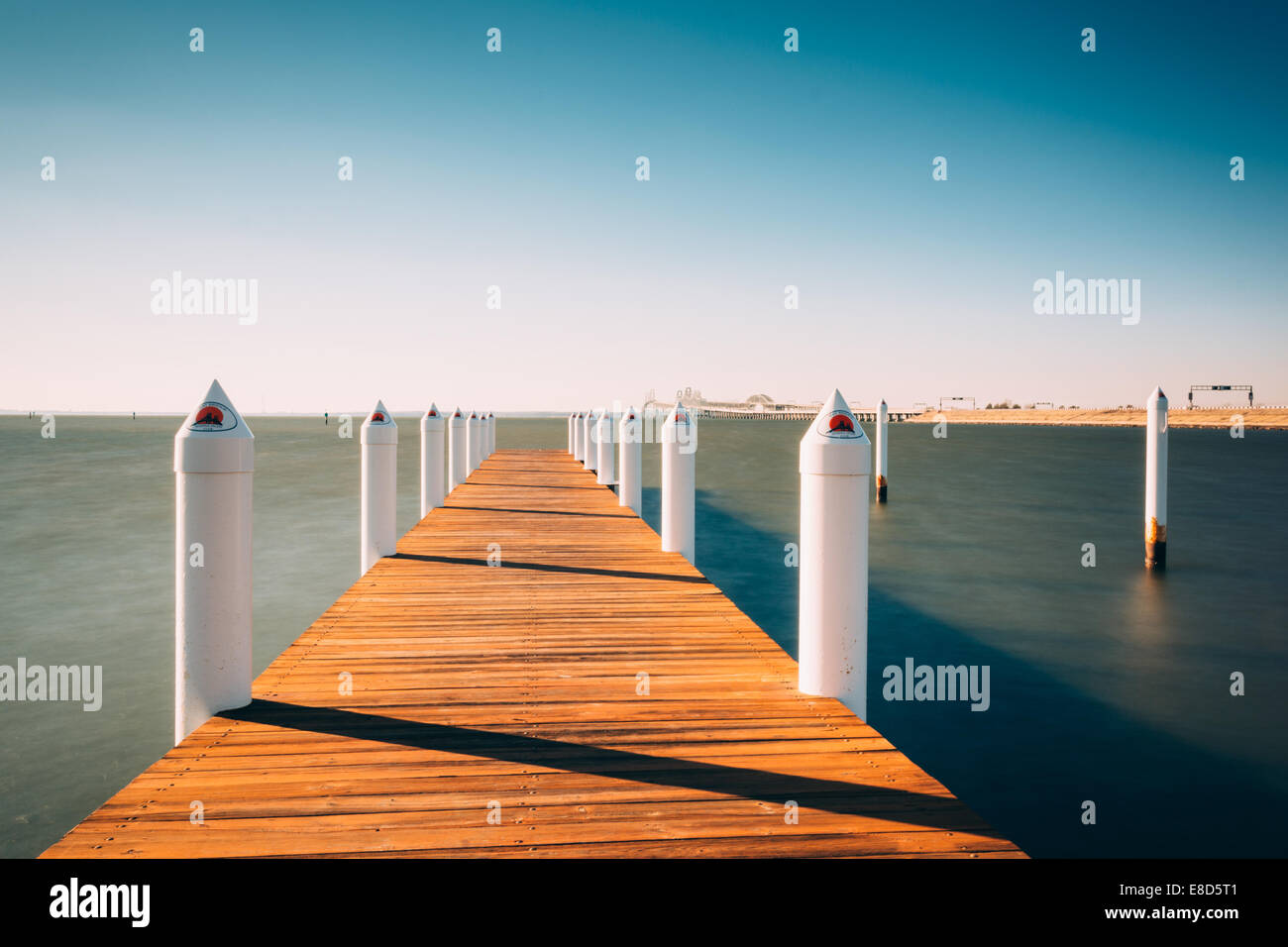 Une longue exposition d'une jetée dans la baie de Chesapeake, à Kent, au Maryland. Banque D'Images