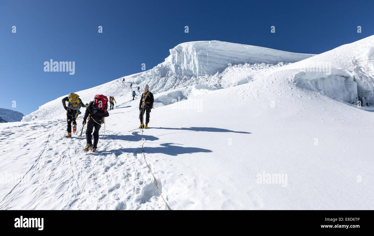 En ordre décroissant de l'Ishinca (5530m) avec d'autres grimpeurs ordre croissant, Ishinca vallée, Cordillère blanche, Pérou, Amérique du Sud Banque D'Images