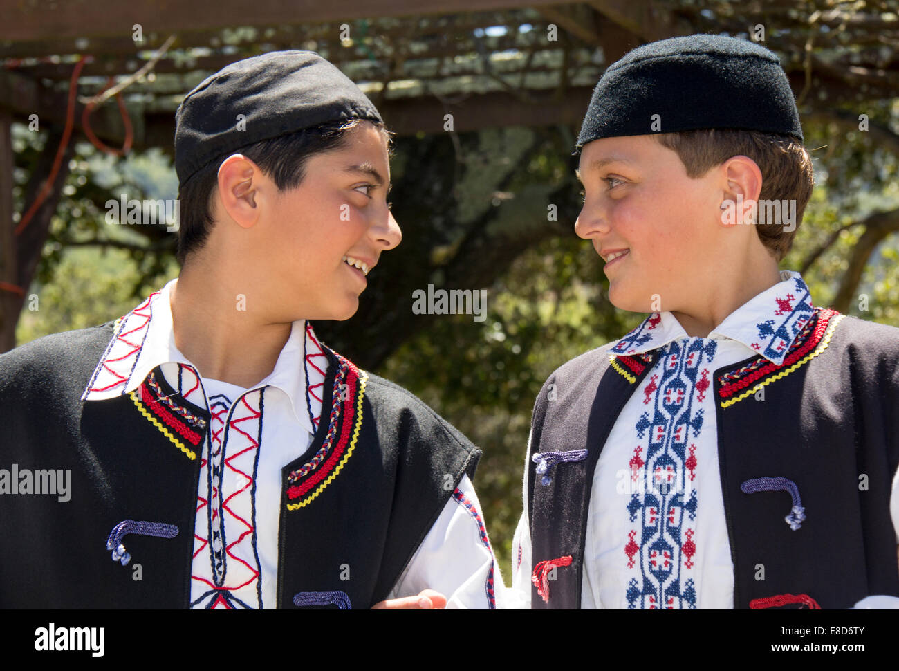 Greek-American les garçons, danseurs, Marin Festival Grec, ville de Novato, comté de Marin, en Californie Banque D'Images