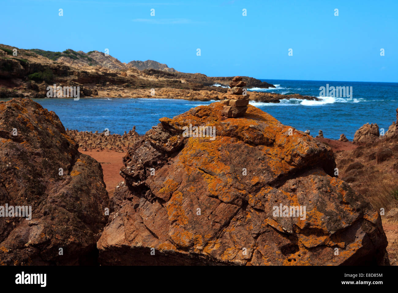 Jardin de sculptures en pierre dans Cami de cavalls, le chemin qui mène à Cala Pregonda, Minorque, Iles Baléares, Espagne Banque D'Images