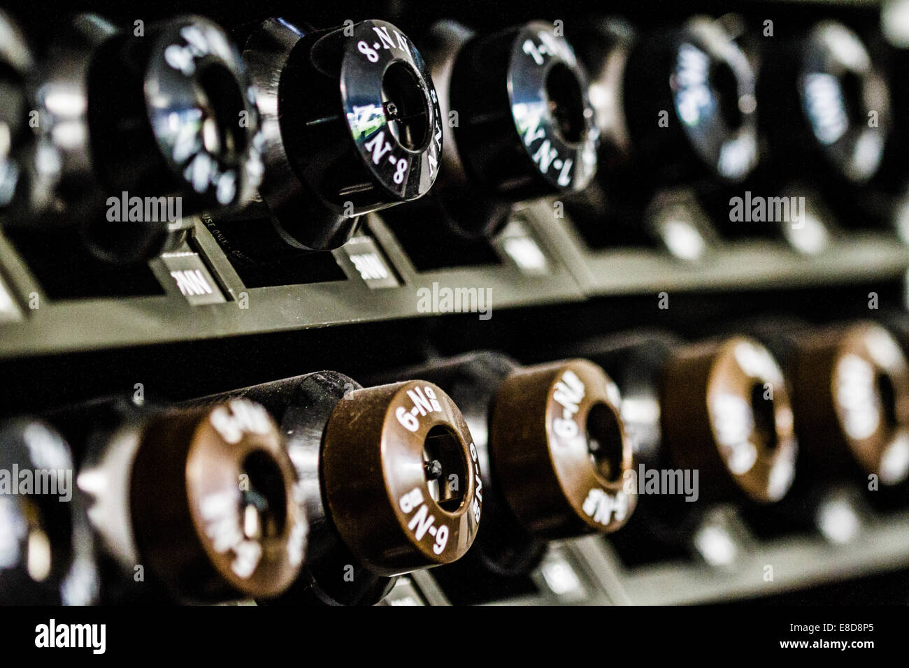 Bouteilles colorante professionnelle dans un rack Banque D'Images