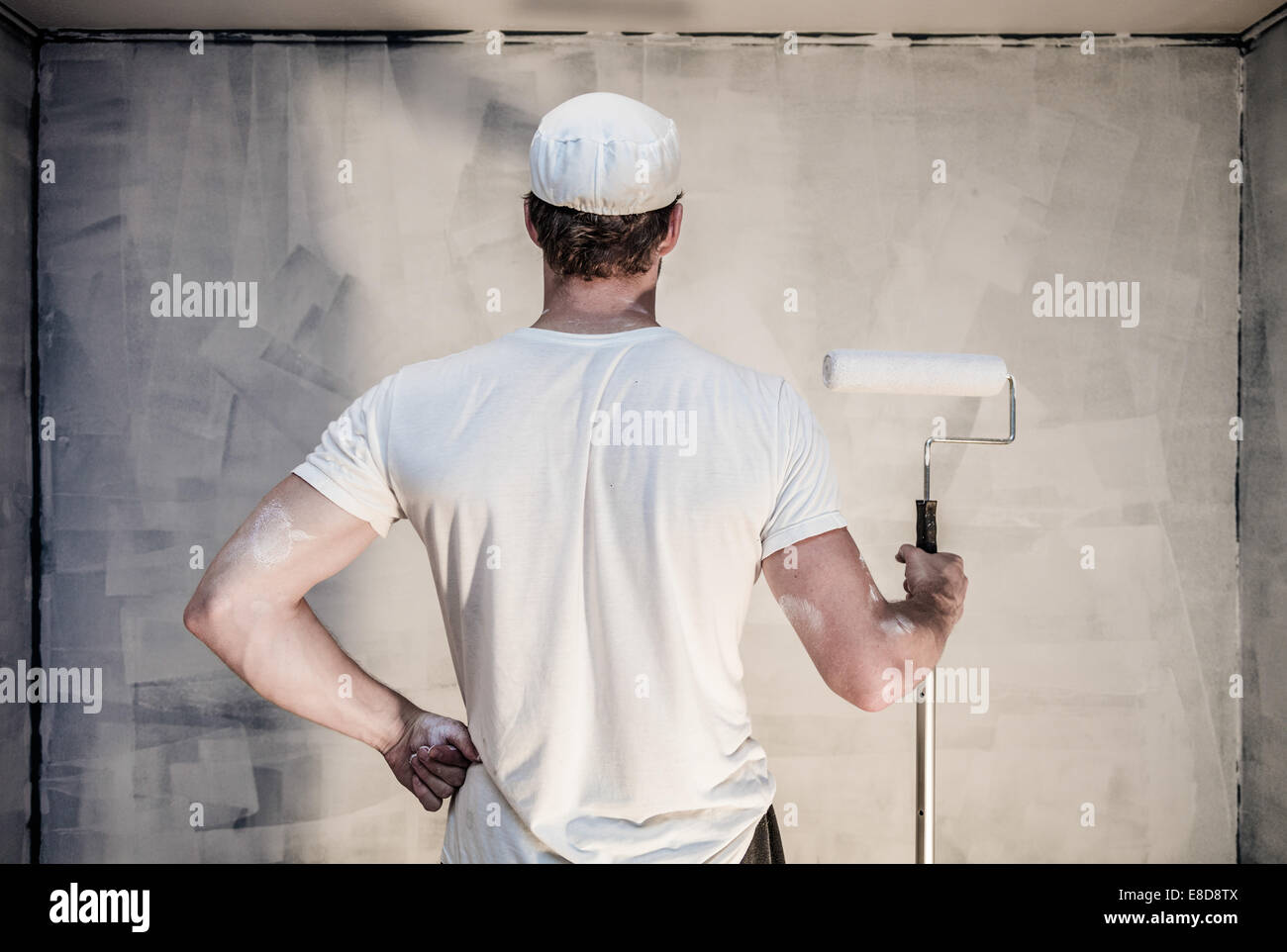 Les hommes fiers regardant le mur peint - Primer est fait Banque D'Images