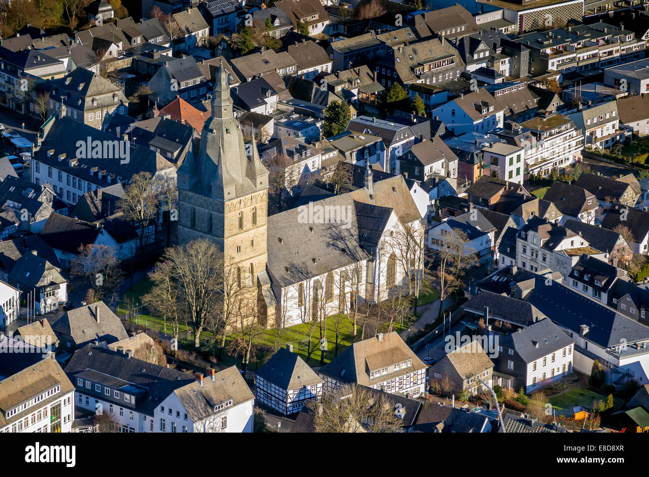 Église Propsteikirche, vue aérienne, Brilon, région du Sauerland, Rhénanie du Nord-Westphalie, Allemagne Banque D'Images
