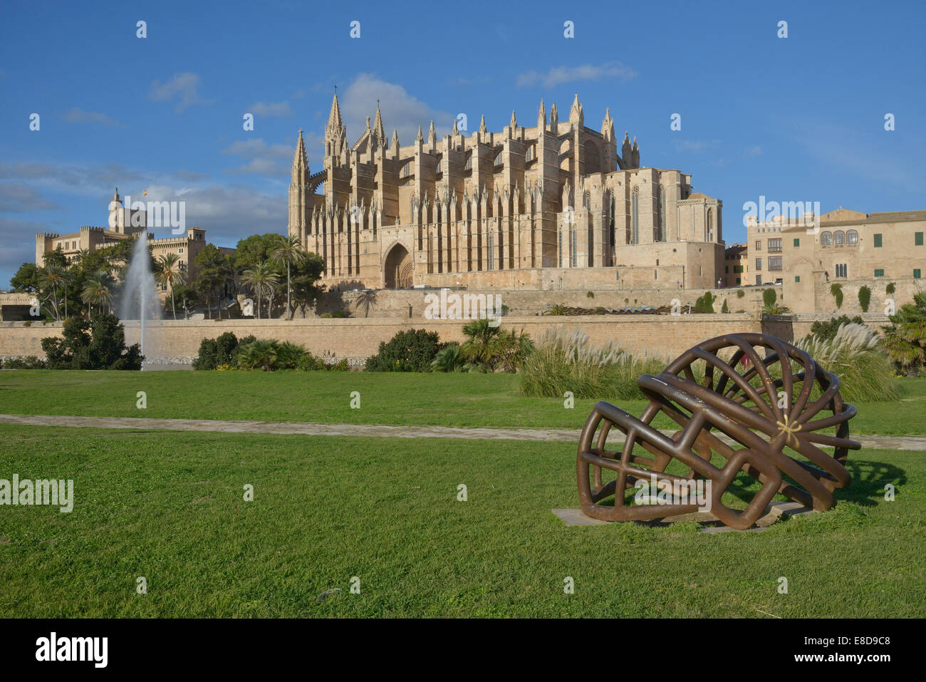 Casque rugby monument dans le Parc de la Mar, en face de la cathédrale La Seu, la cathédrale de Palma, Palma, Majorque, Îles Baléares Banque D'Images