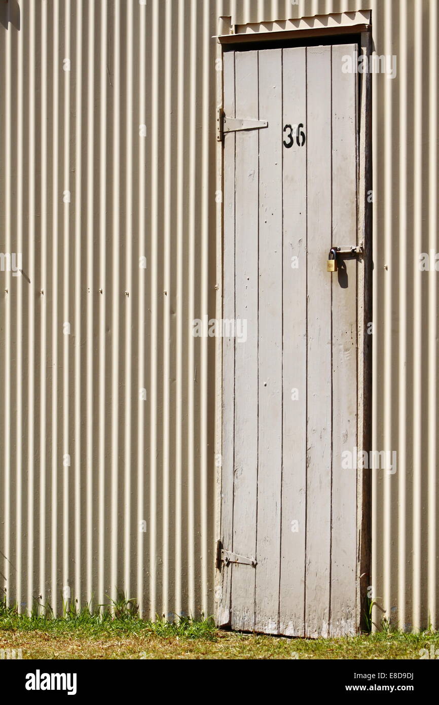 Des motifs et des lignes d'une latte de bois-métal porte à un hangar. Banque D'Images