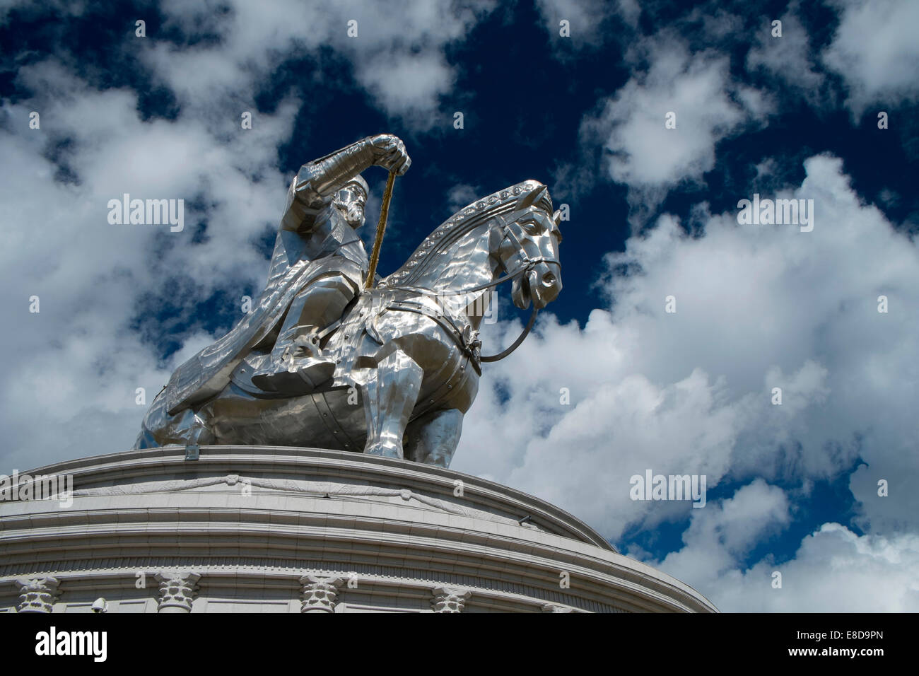 Quarante mètres de haut statue de Gengis Khan, en acier inoxydable, en face d'un ciel nuageux, Tsonjin Boldog, Mongolie Banque D'Images