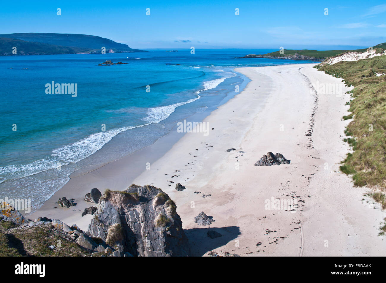 Belle plage de sable à distance de Balnakeil Bay, la péninsule de Cape Wrath sur la gauche, Sutherland, dans les Highlands Scotland UK Banque D'Images