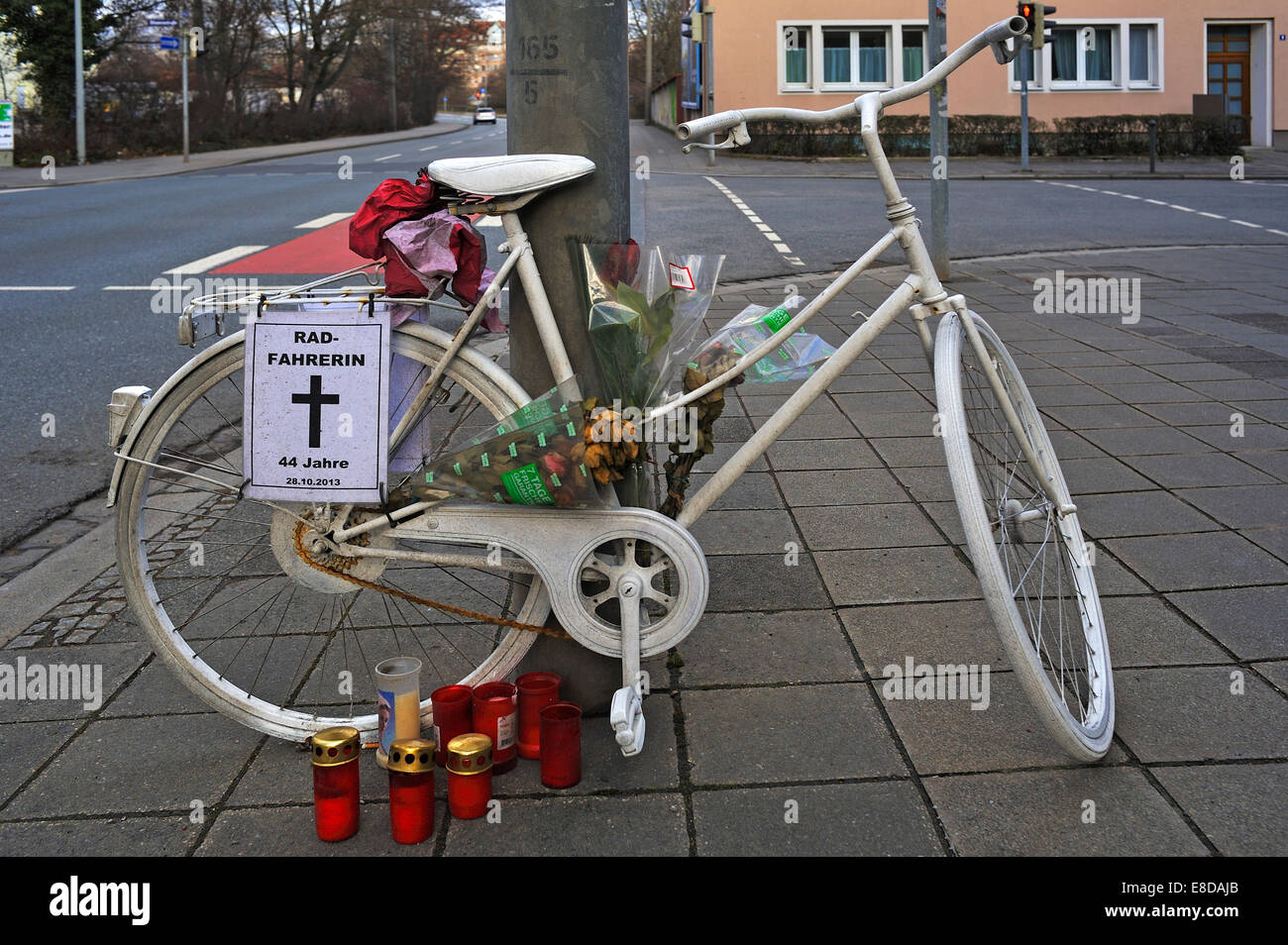 Vélo blanc avec des bougies, au lieu commémoratif d'un accident mortel, Nuremberg, Middle Franconia, Bavaria, Germany Banque D'Images