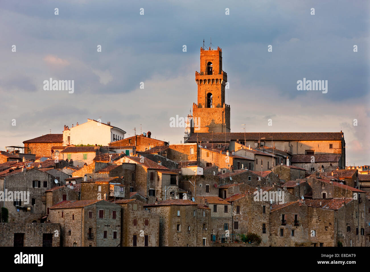 Pitigliano avec la tour de la santi Pietro e Paolo cathédrale dans la lumière du soir, Pitigliano, la Maremme, Province de Grosseto Banque D'Images