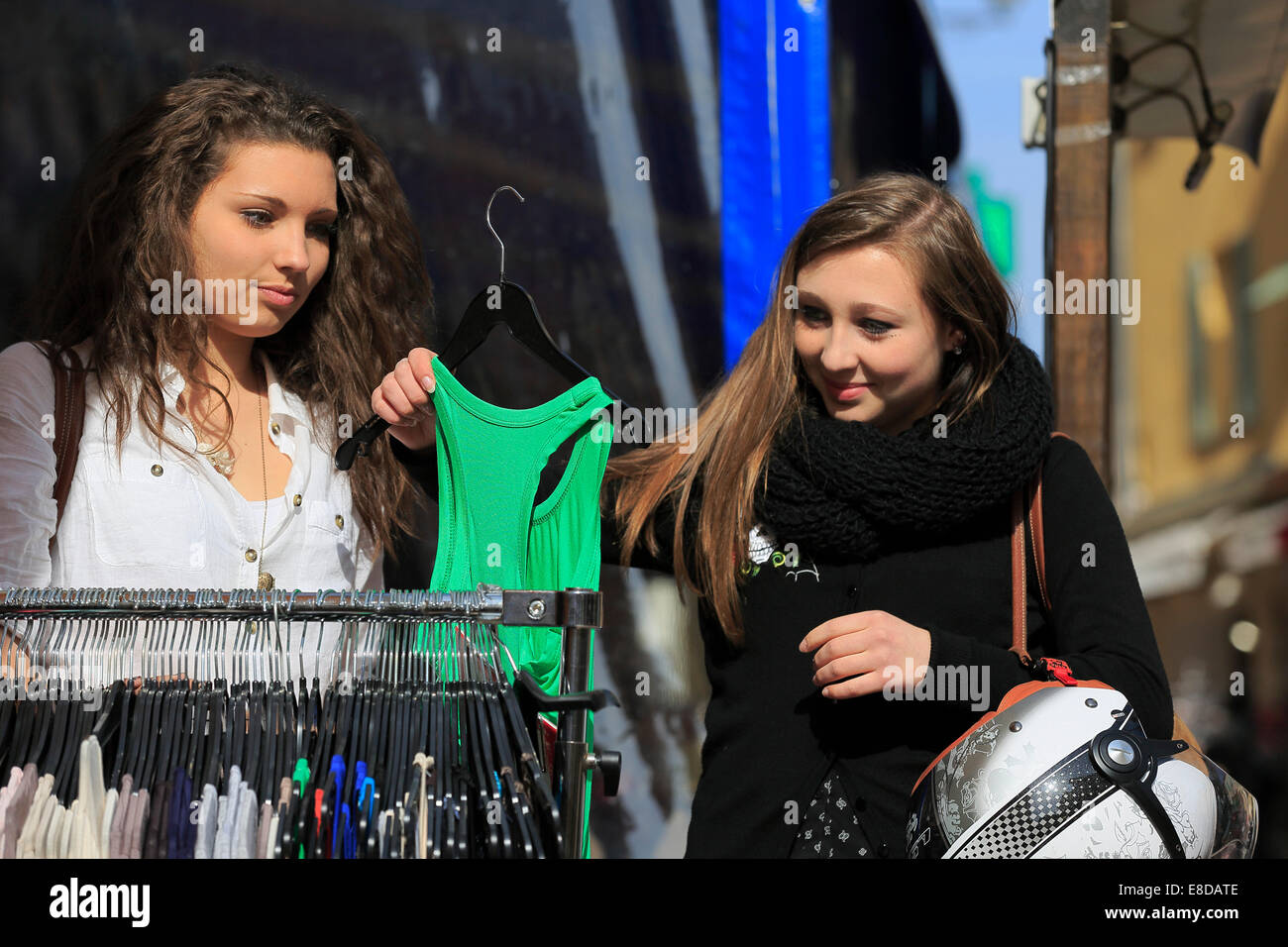 Deux copines, shopping teens, Menton, Alpes Maritimes, Provence Alpes, France Banque D'Images