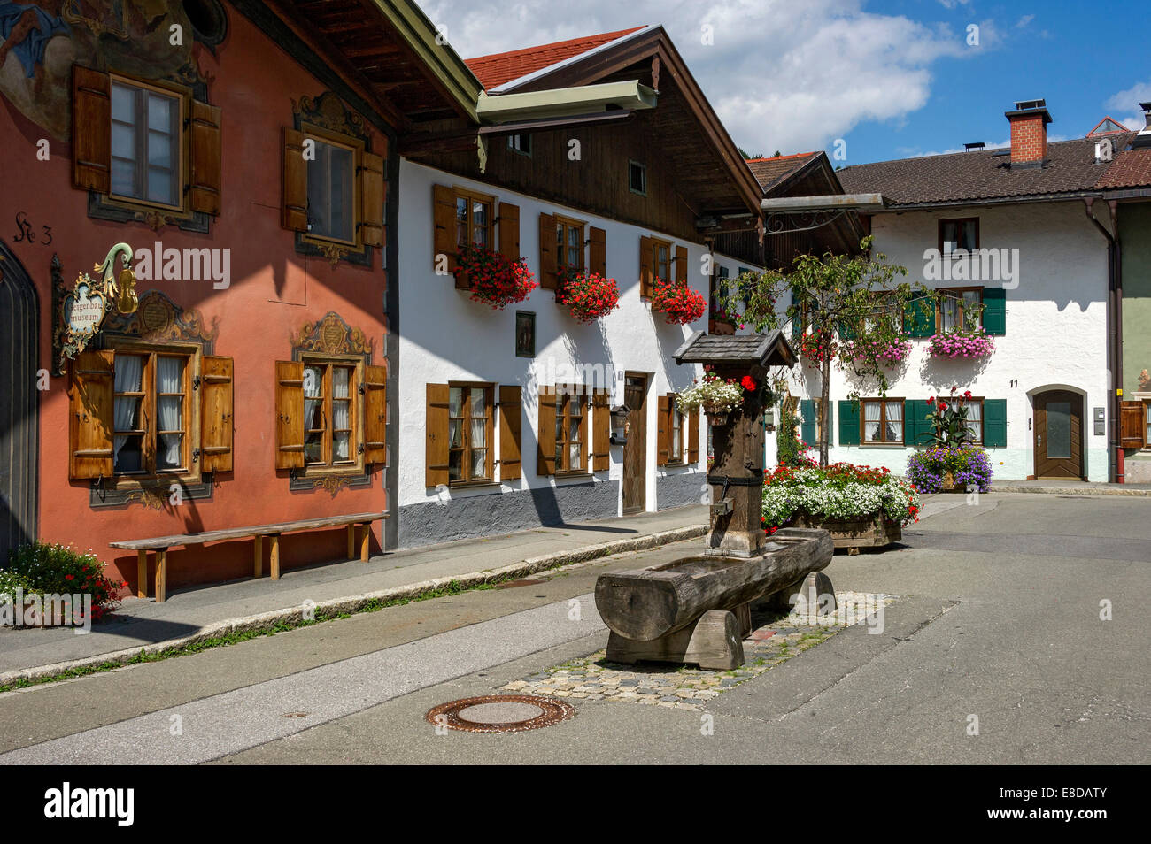 Musée de la lutherie et bois sculpté fontaine, Ballenhausgasse, Mittenwald, Werdenfelser Land, Upper Bavaria, Bavaria, Germany Banque D'Images