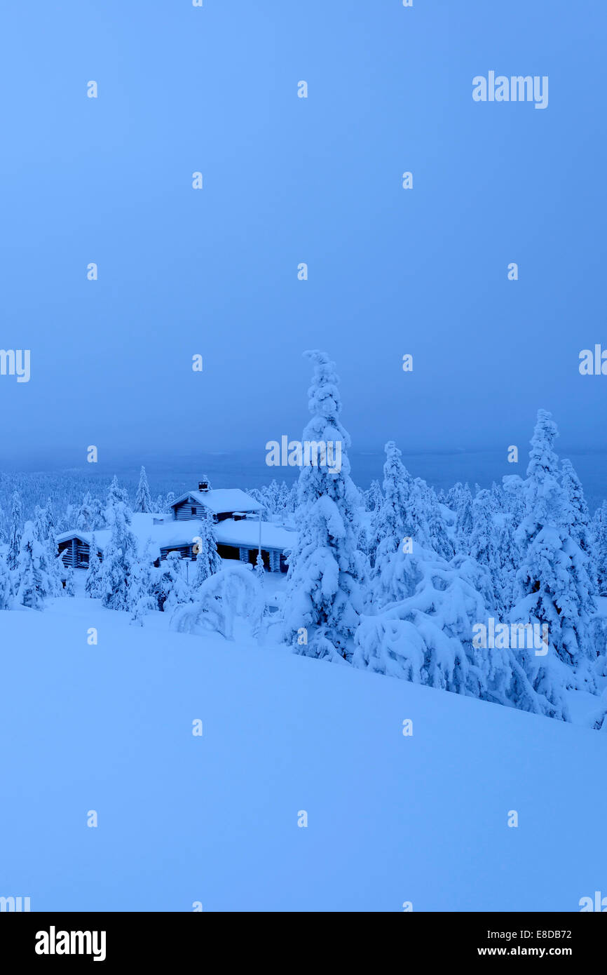 Finnish log cabin dans le paysage enneigé, Iso Syöte, Laponie, Finlande Banque D'Images