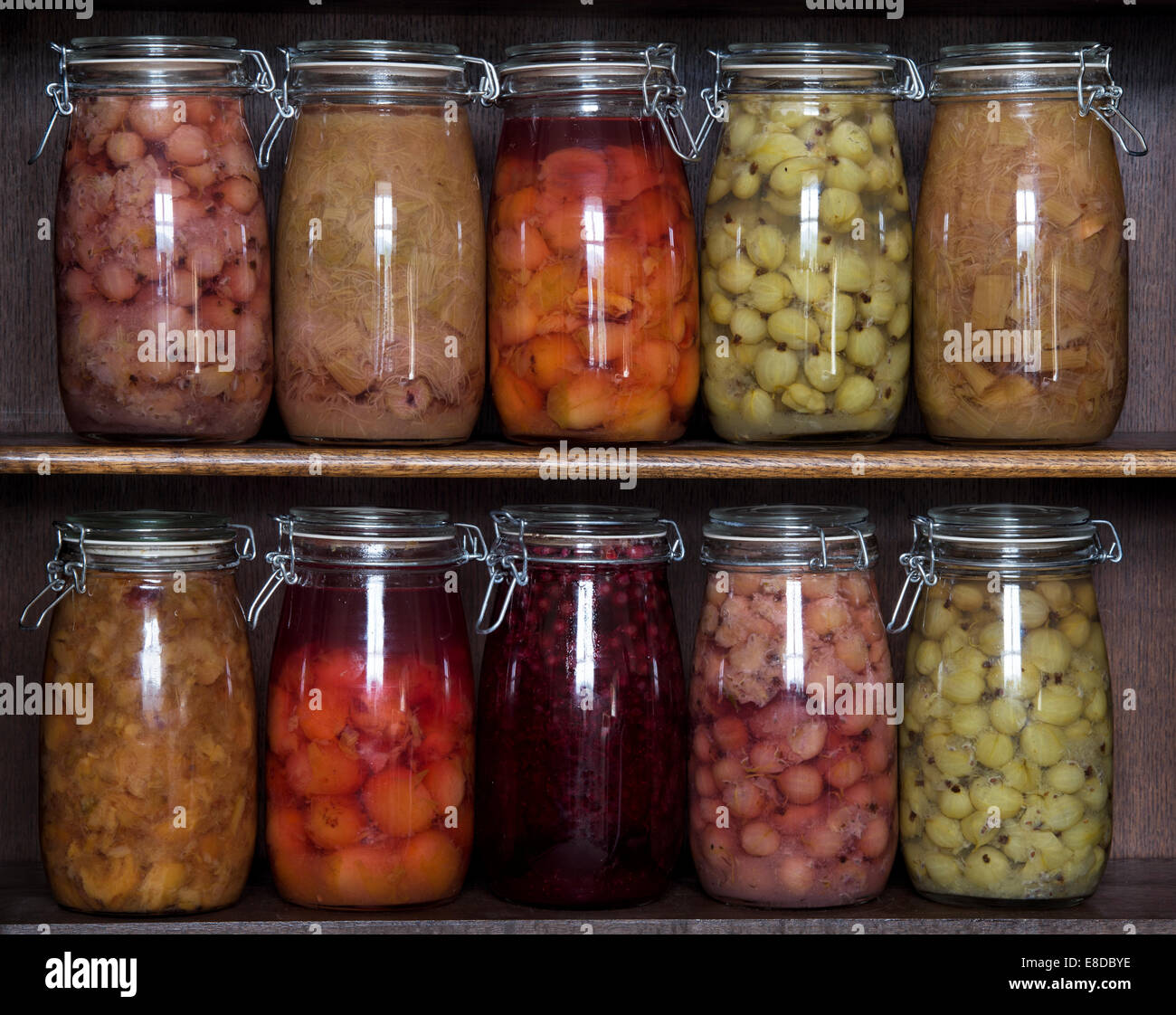 Fruits en bouteille sur une planche en bois. L'entreposage des aliments pour l'hiver Banque D'Images