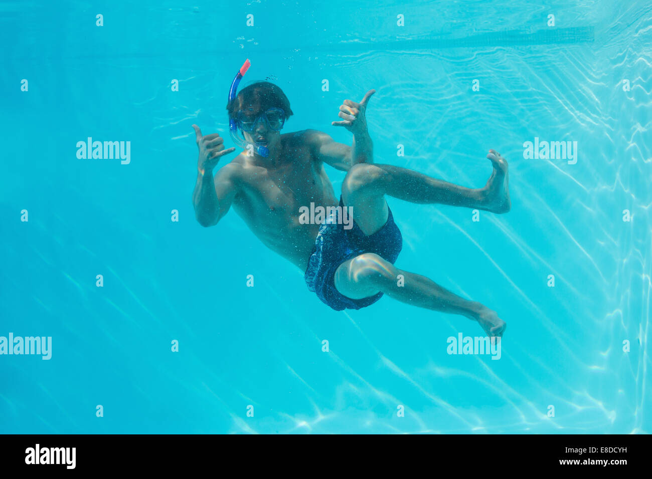 Jeune homme portant tuba underwater Banque D'Images