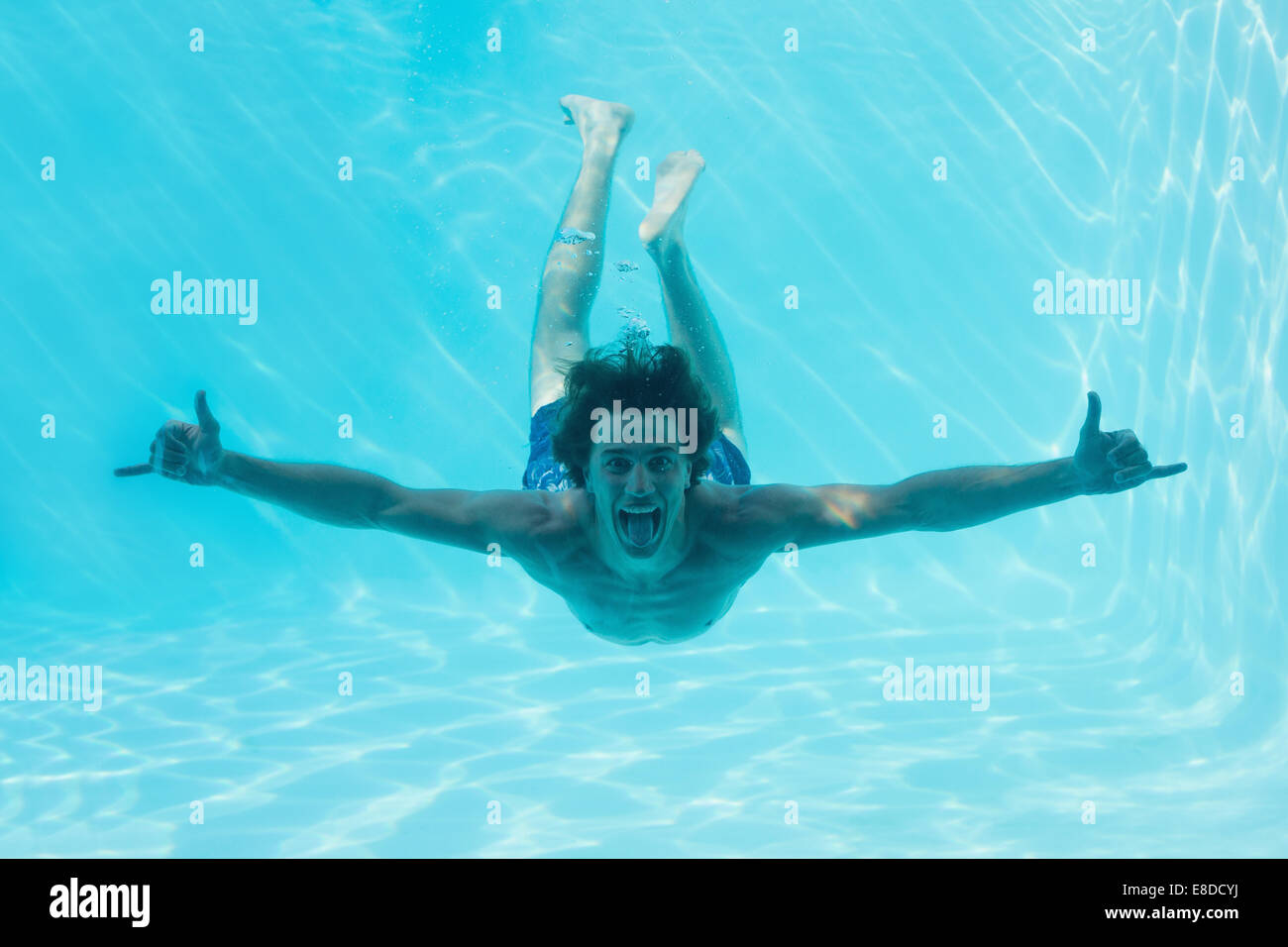 Young man swimming underwater Banque D'Images