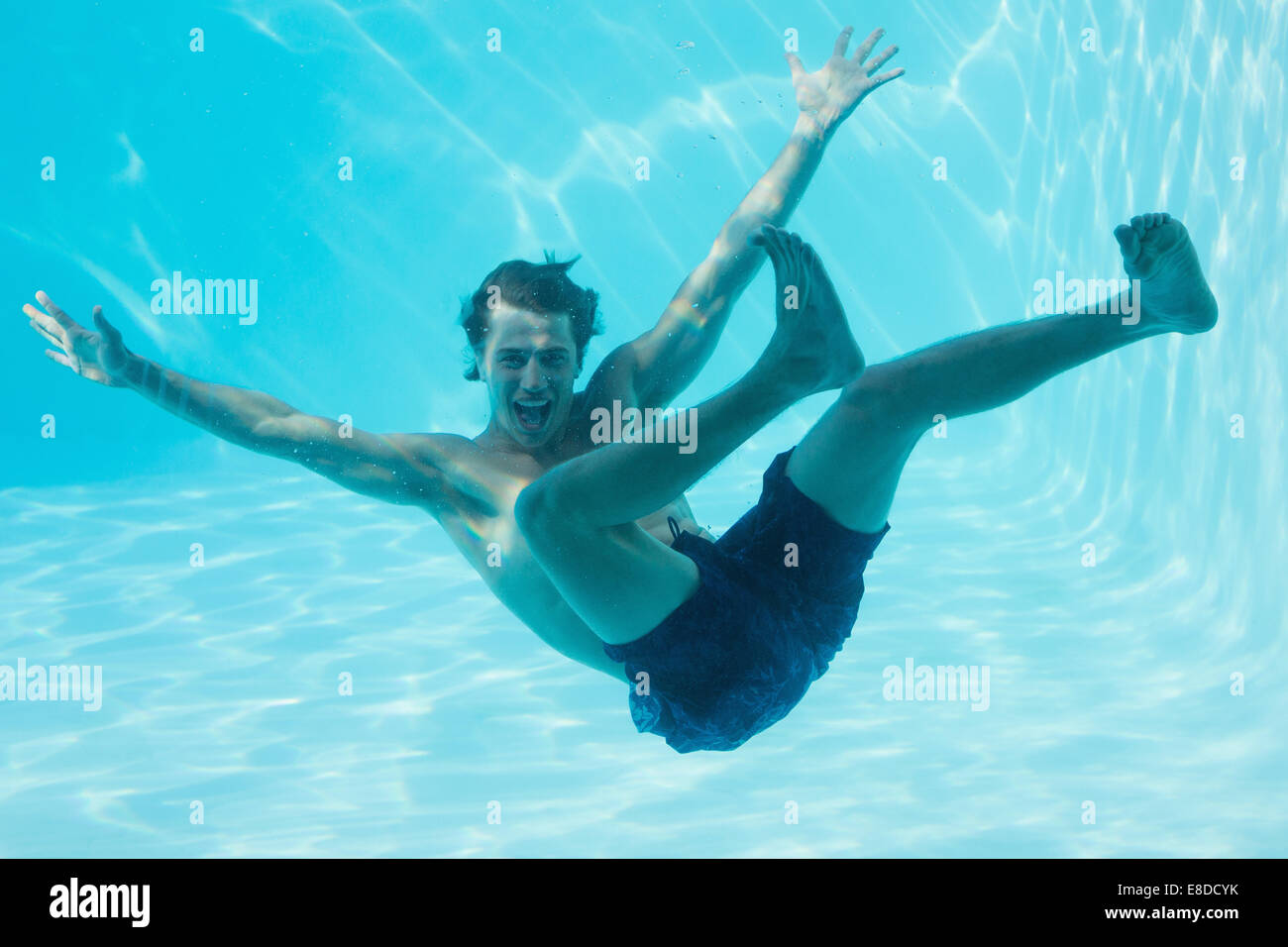 Young man swimming underwater Banque D'Images