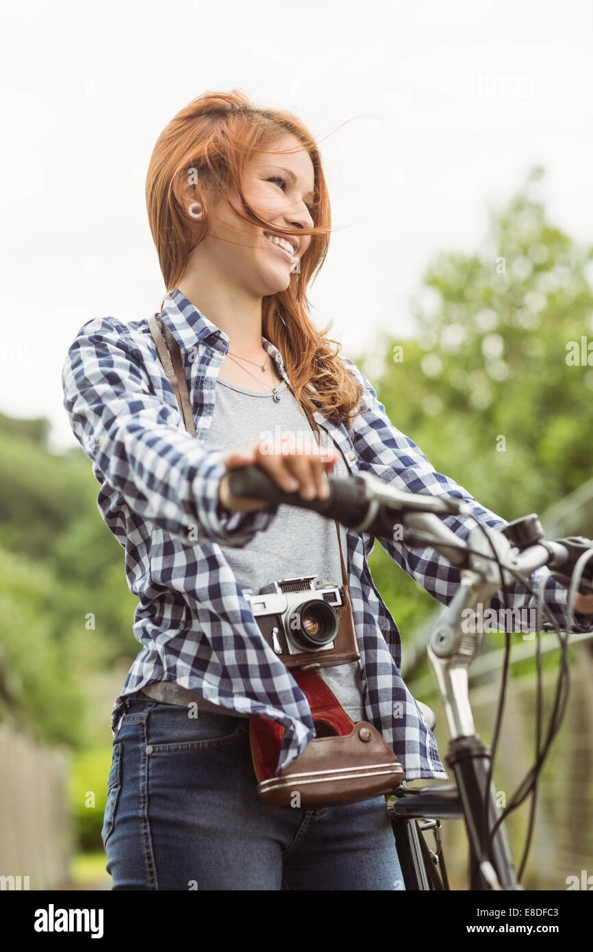 Readhead debout à côté de son vélo avec un appareil photo Banque D'Images