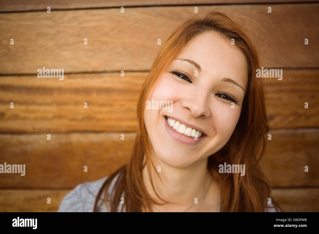 Portrait d'une rousse smiling at the camera Banque D'Images