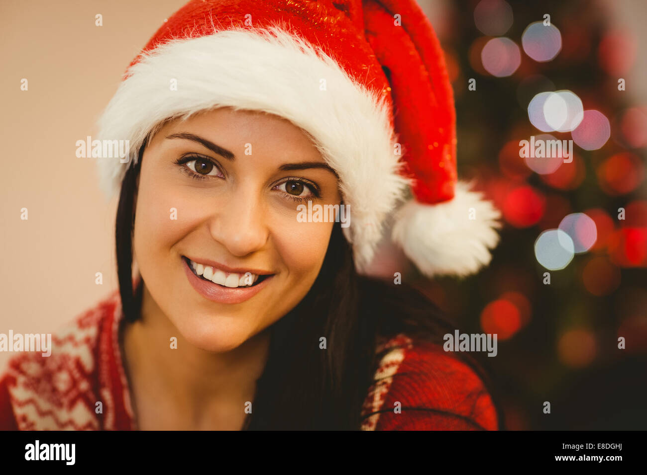 Ambiance festive brunette smiling at camera Banque D'Images