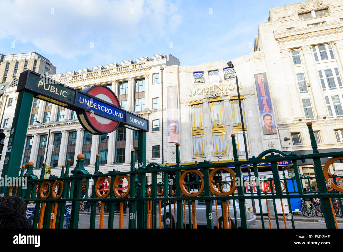 Londres, Royaume-Uni - Octobre 05 : London Underground sign avec entrée de la comédie musicale Evita, dans le théâtre, la comédie musicale Dominon remplacer Banque D'Images