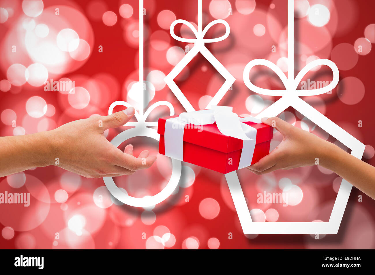 Image composite du couple passant un cadeau enveloppé Banque D'Images