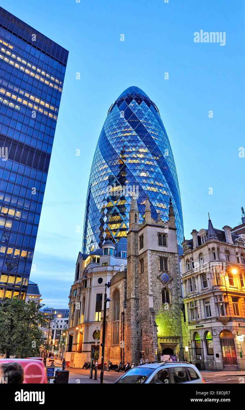 Londres, Royaume-Uni - JUIN 06 : Les bâtiments en verre moderne de la Swiss Re Gherkin sur Julne 06, 2014 à Londres, en Angleterre. Cette tour est 180 Banque D'Images