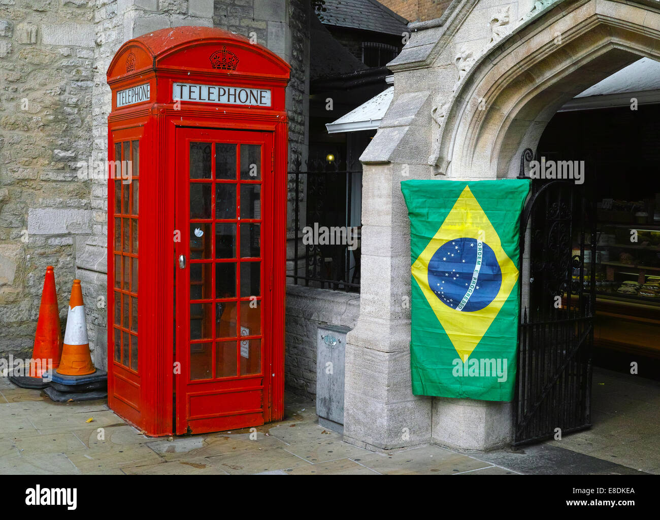 UK téléphone fort et Brazilian flag Banque D'Images