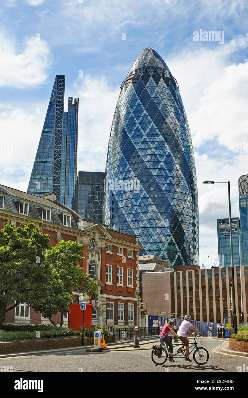 Londres, Royaume-Uni - JUIN 06 : Les bâtiments en verre moderne de la Swiss Re Gherkin sur Juin 06, 2014 à Londres, en Angleterre. Cette tour est 180 m Banque D'Images
