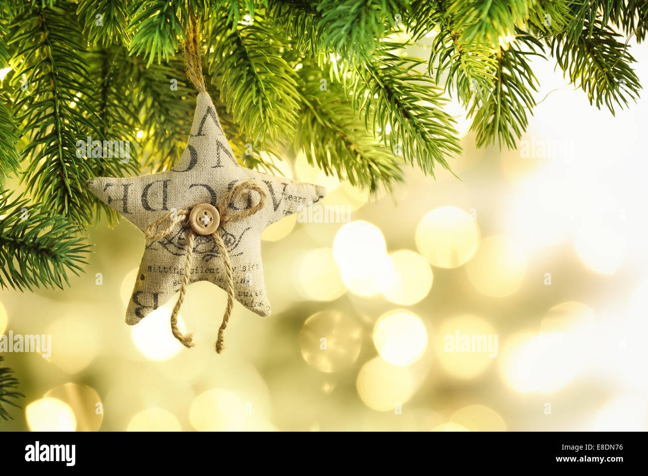 Gros plan sur décoration d'arbre de Noël sur fond de fête Banque D'Images