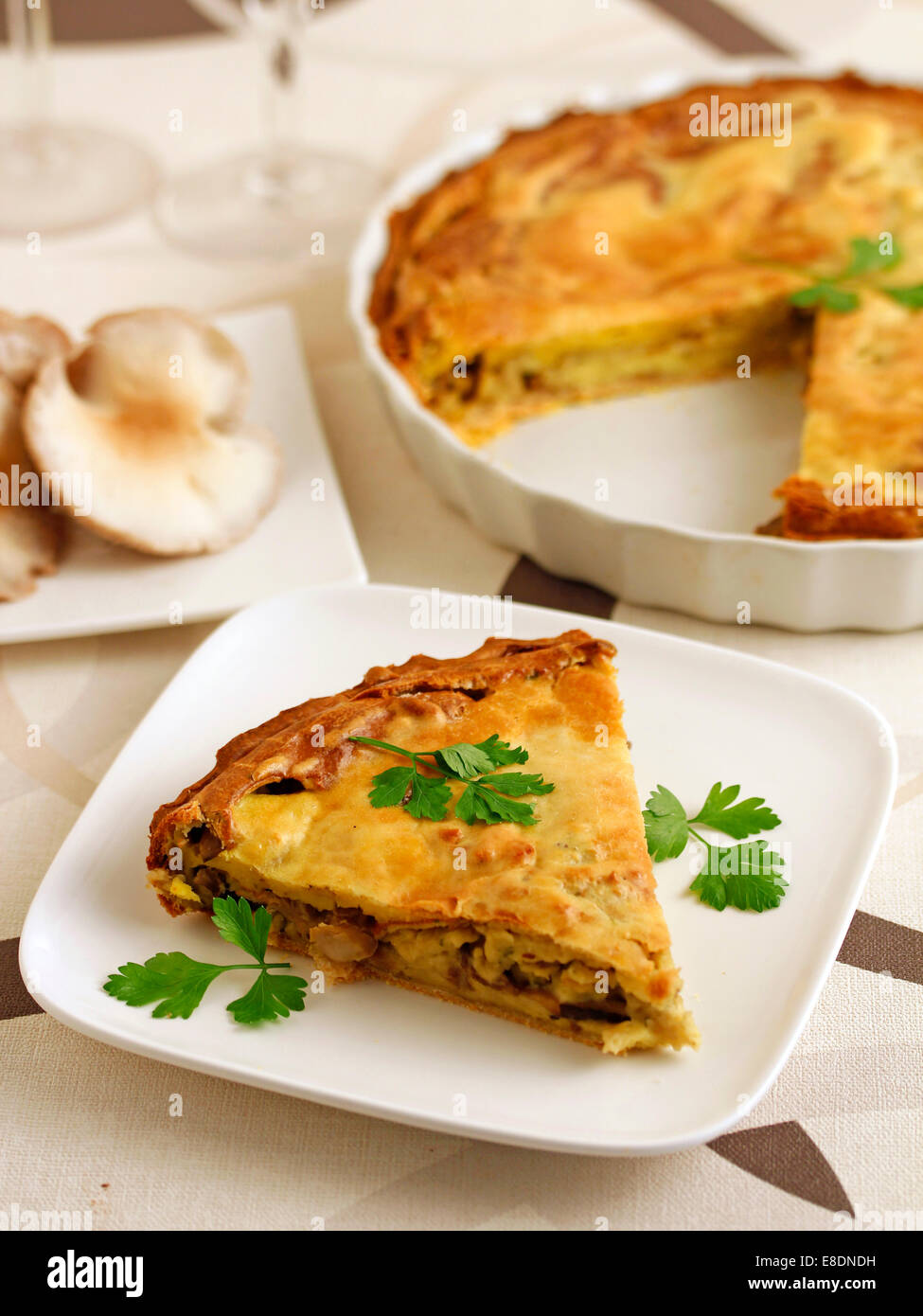 Quiche aux champignons. Recette disponible. Banque D'Images