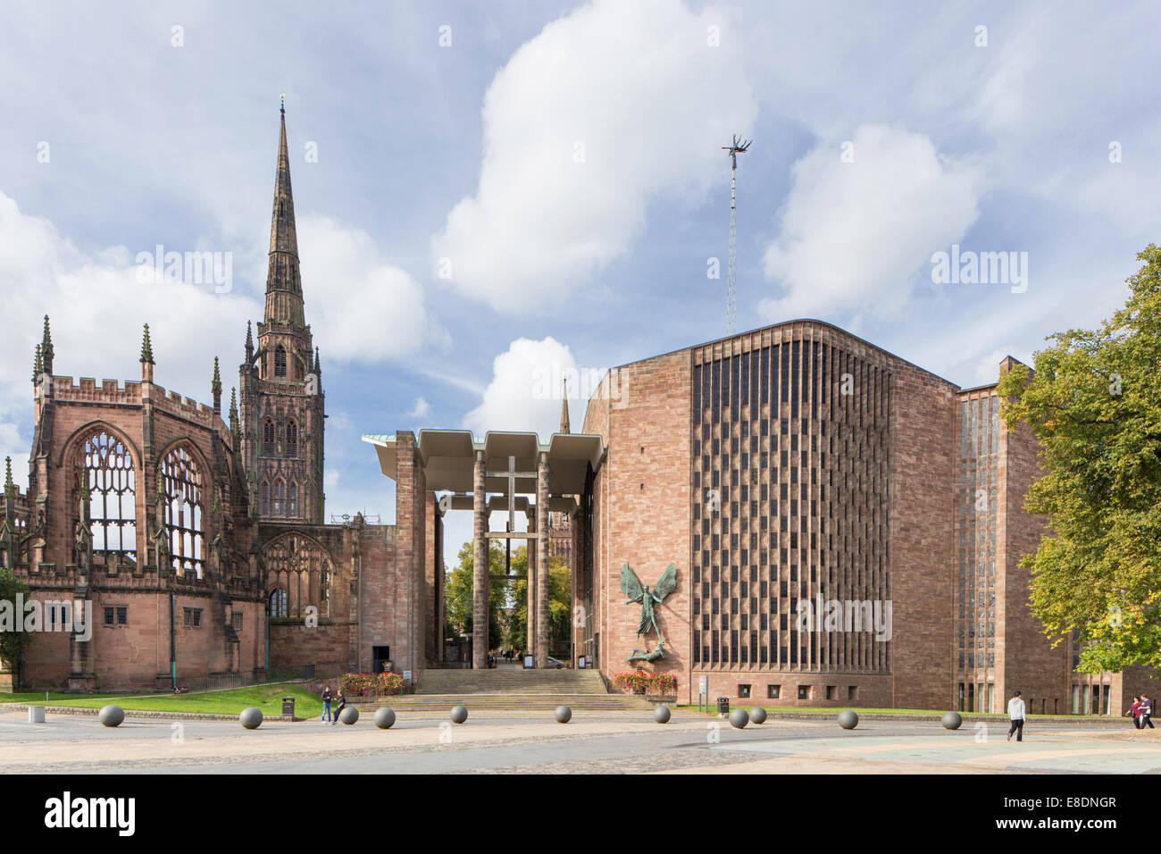 Les ruines de l'ancien et le nouveau St Michael's Cathedral, Coventry, Warwickshire, England, UK Banque D'Images