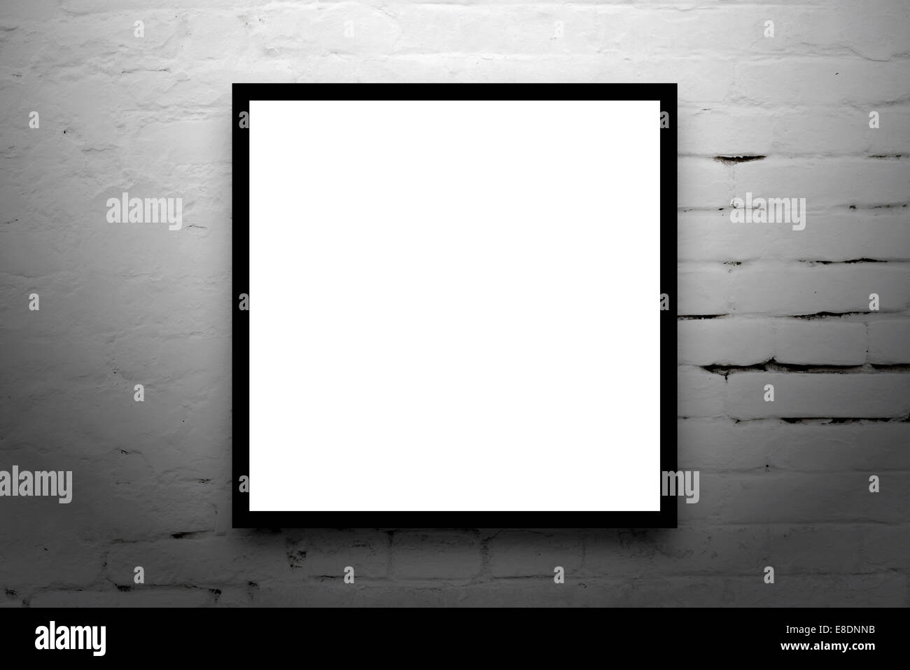 Format carré Poster accroché sur la galerie d'art mur blanc. Banque D'Images