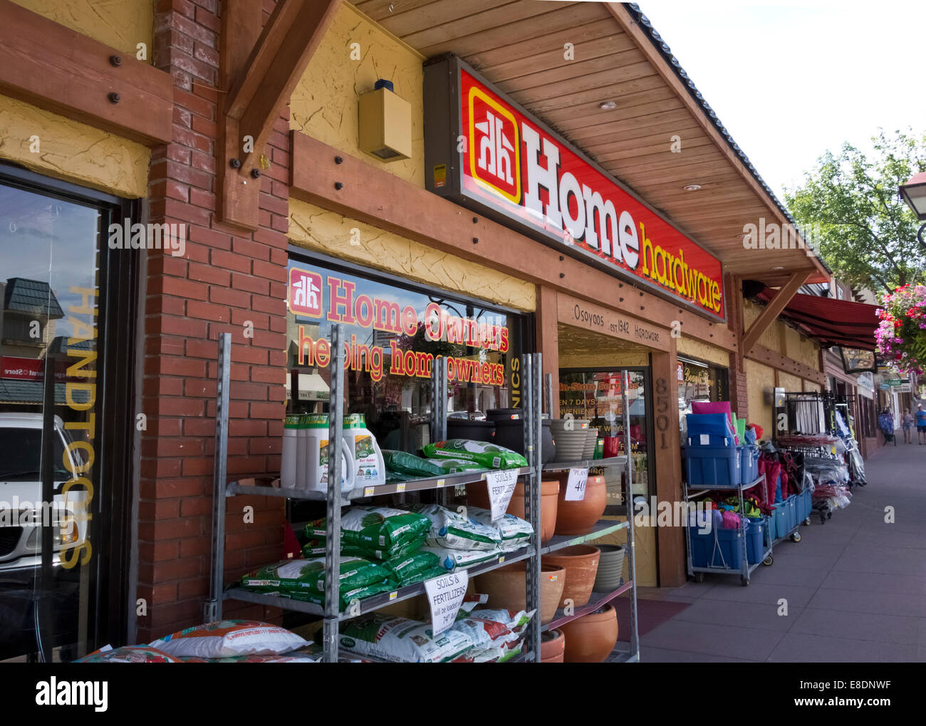 Home Hardware Store avec les approvisionnements de jardinage sur l'affichage à Osoyoos, Colombie-Britannique, Canada. Sur le trottoir, à l'extérieur du magasin. Banque D'Images