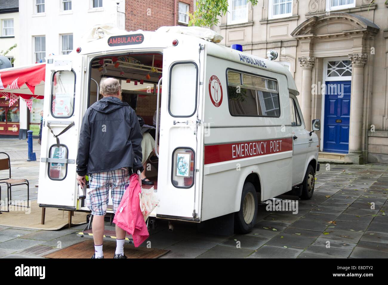 Poète d'urgence ambulance dans le centre-ville de Warwick Banque D'Images