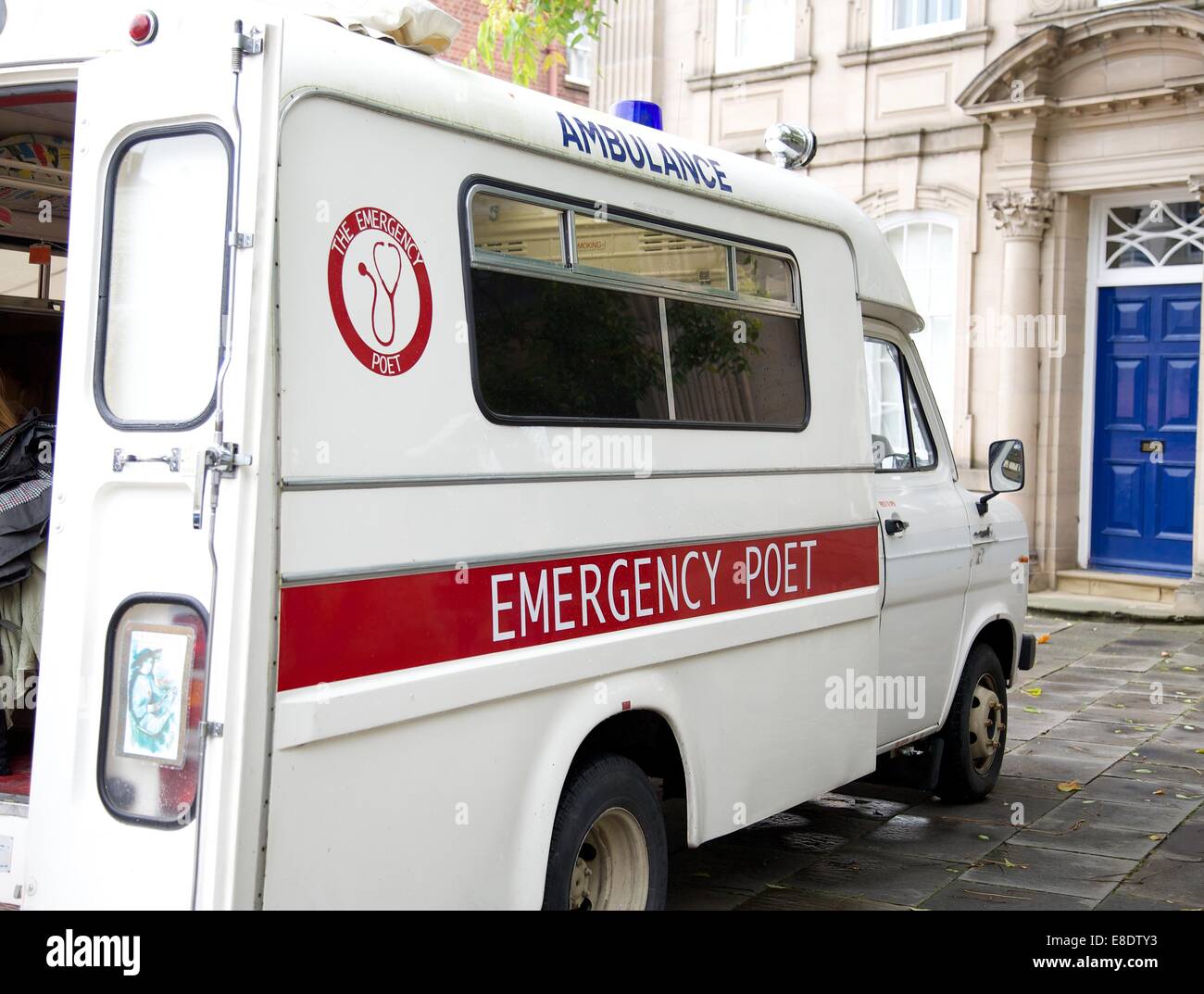 Poète d'urgence ambulance dans le centre-ville de Warwick Banque D'Images