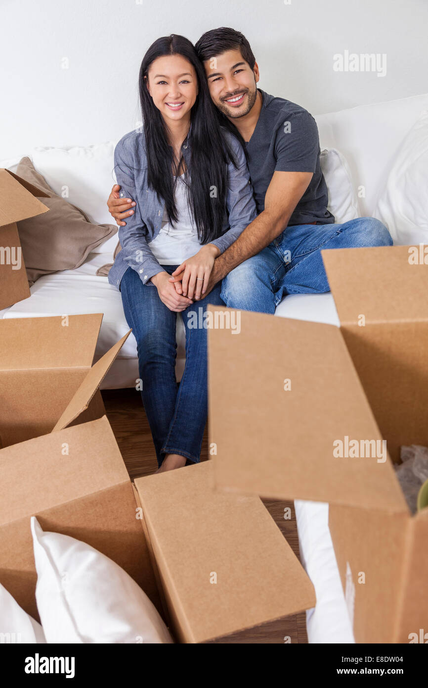 Couple chinois asiatique d'emballage ou de déballage de cartons et déménagement dans une nouvelle maison. Banque D'Images