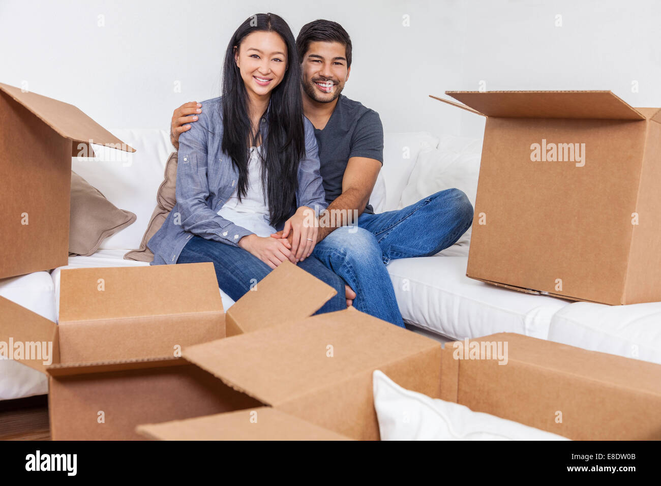 Couple chinois asiatique d'emballage ou de déballage de cartons et déménagement dans une nouvelle maison Banque D'Images