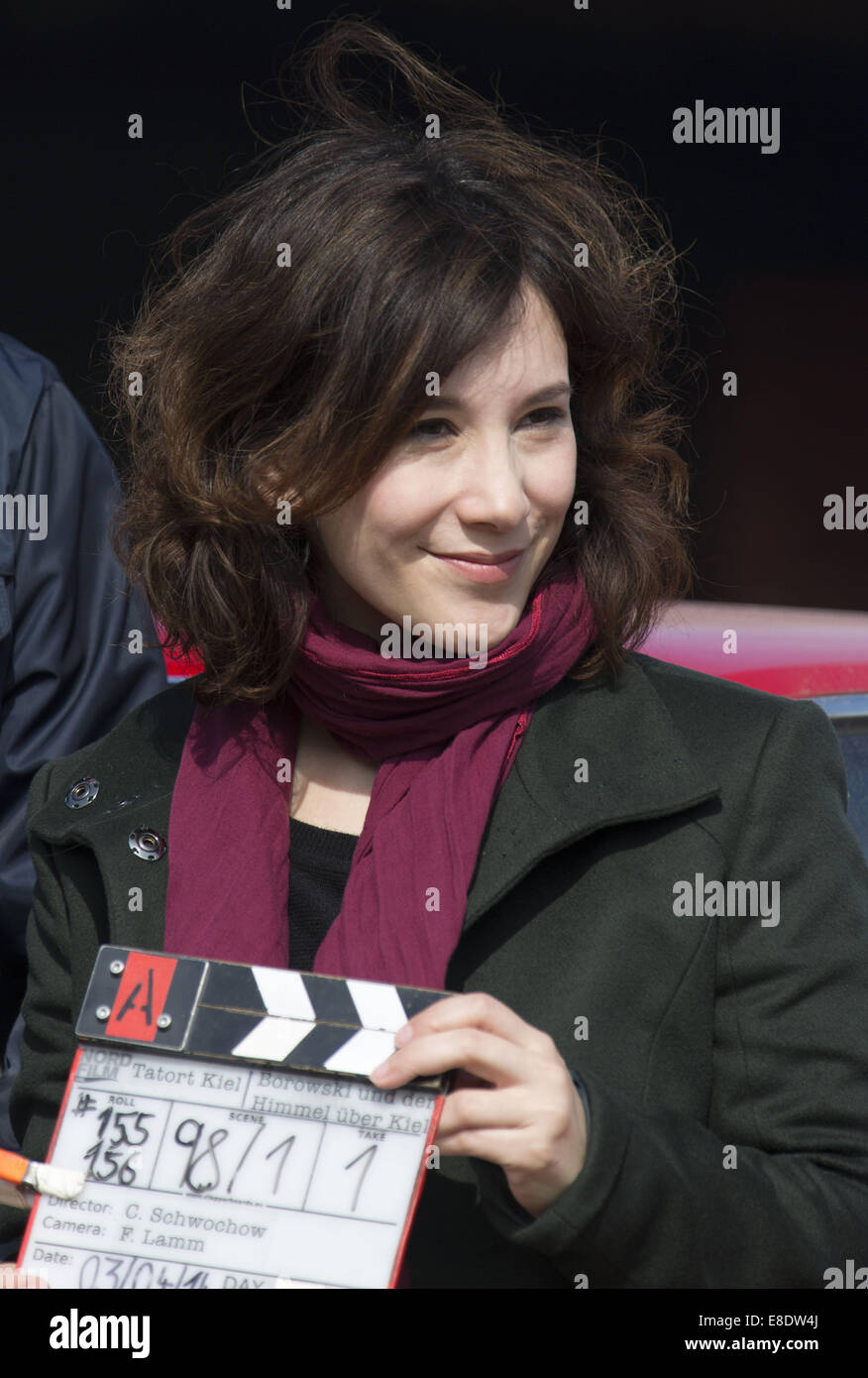 Sur l'ensemble de Christian Schwochow's premier épisode de la télévision allemande ARD série crime Tatort - Borowski und der Himmel über Kiel. Aujourd'hui la séquence d'ouverture est filmé dans Möhnsen ficitional ce qui double pour la ville de Mundsforde. En vedette : Sibel Kekilli Où : Hambourg, Allemagne Quand : 03 Avr 2014 Banque D'Images