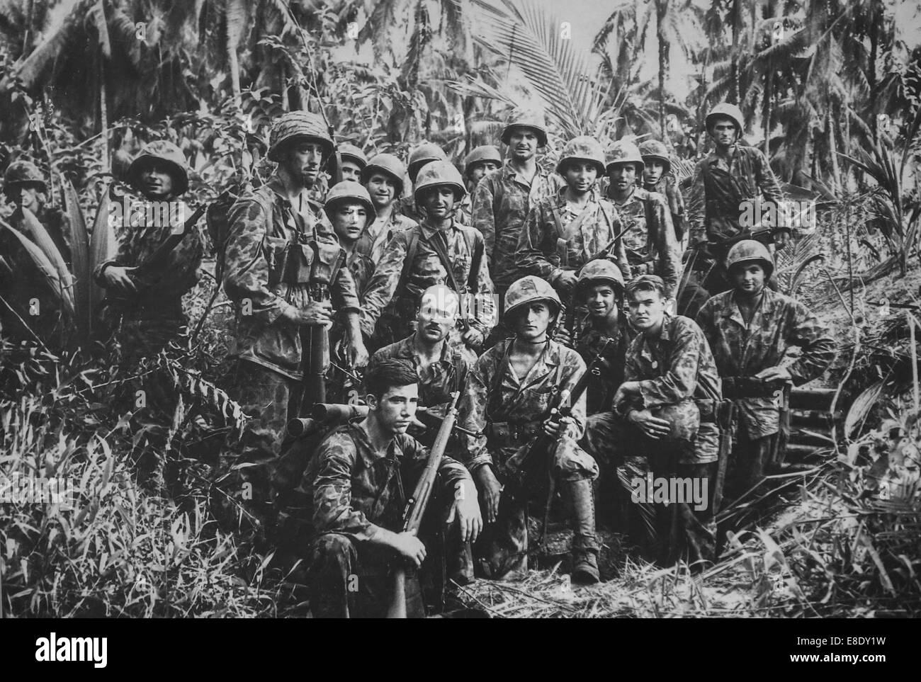 La Seconde Guerre mondiale Deux United States Marine Corps Raiders Janvier 1944 en face d'une pirogue sur le Totkina japonais, Îles Salomon Banque D'Images